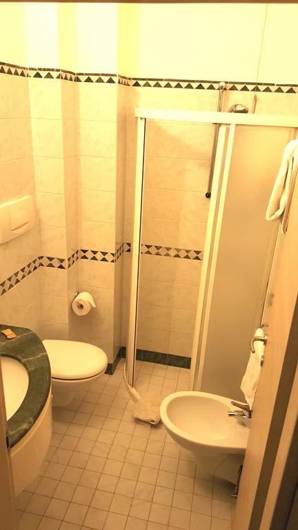 Hotel Ghirlandina Римини Номер фото