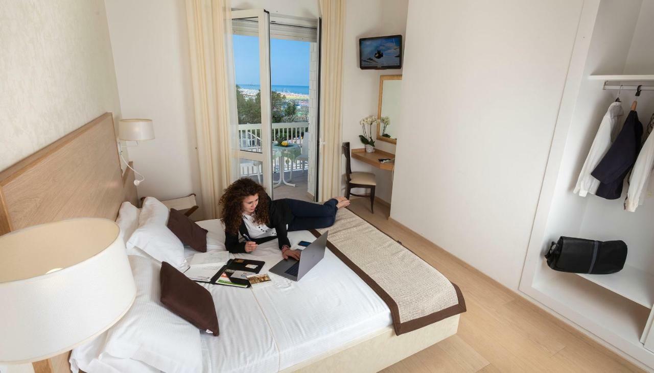Hotel Ghirlandina Римини Экстерьер фото